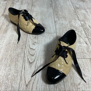 Kristi BeLLe 39 CHANEL style quilted cap toe shoes